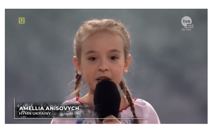 7-річна киянка заспівала Гімн України на благодійному концерті у Польщі