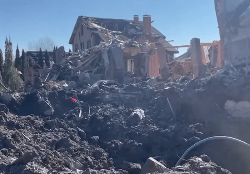Величезна вирва серед вулиці і зруйновані будинки. Наслідки авіаудару по селу на Київщині