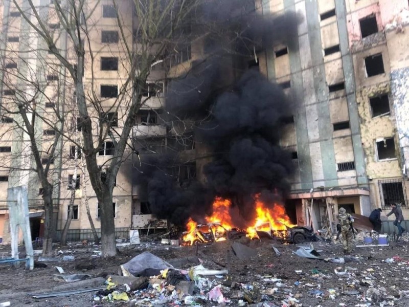 Нова атака на житлові райони Києва: уламки снаряду влучили у багатоповерхівку