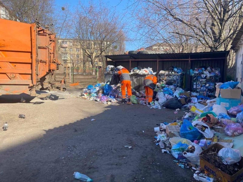 Війна додала роботи комунальникам. З вулиць і дворів Києва щодня вивозять 90 вантажівок сміття