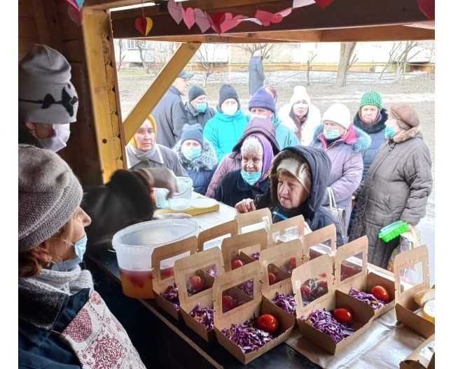 Гаряче харчування безкоштовно: у Києві відновили роботу 6 будиночків “Обід без бід” (АДРЕСИ)