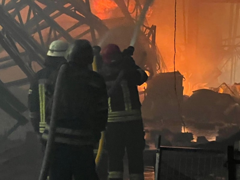 На Київщині приборкують велику пожежу на складі, яка виникла після влучання снаряду