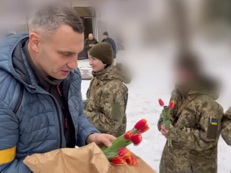 Кличко дарував тюльпани жінкам-військовим (ВІДЕО)