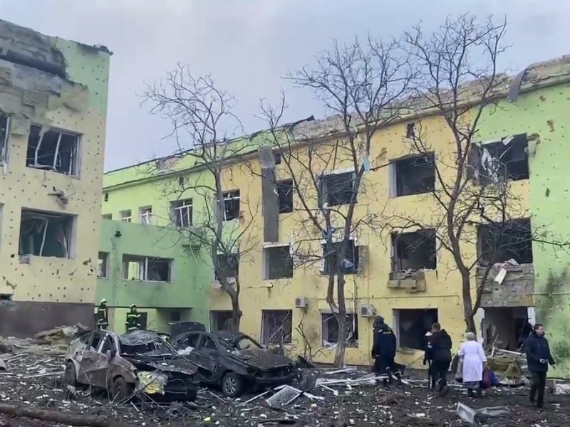 Фашисти з літаків цілеспрямовано розбомбили дитячу лікарню у Маріуполі