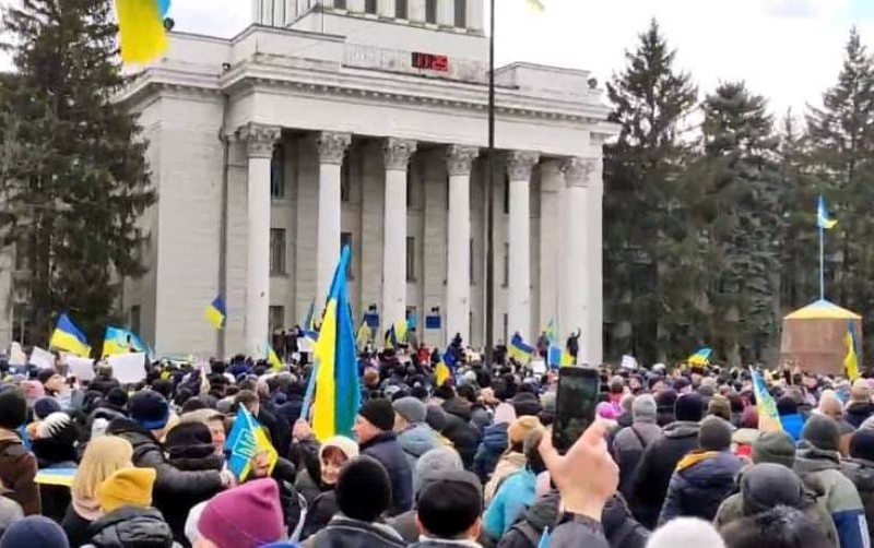 На мітингу проти військ РФ у Новій Каховці вбито людину – прокуратура