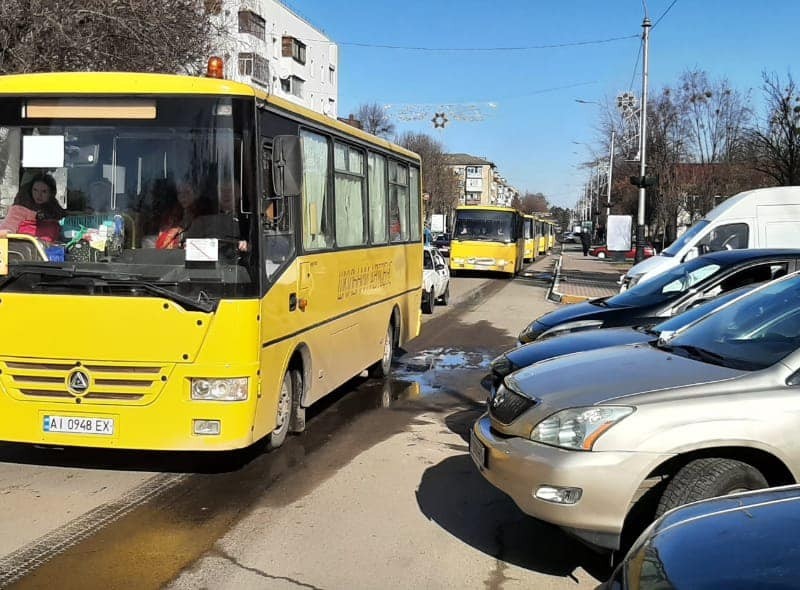 Із Бучі виїхали автобуси з жителями: окупанти обіцяють їх пропустити (ФОТО)
