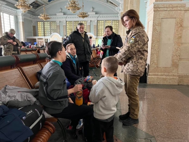 На вокзал – продукти, у метро – пледи: Марина Порошенко допомагає киянам долати війну