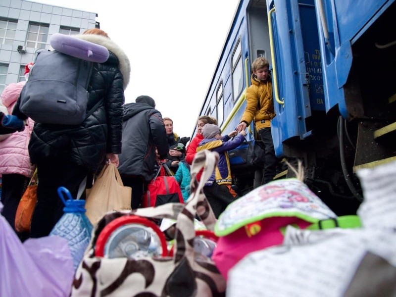 Спецрейси для віп-персон: з Києва евакуювали дітей з інвалідністю та сиріт