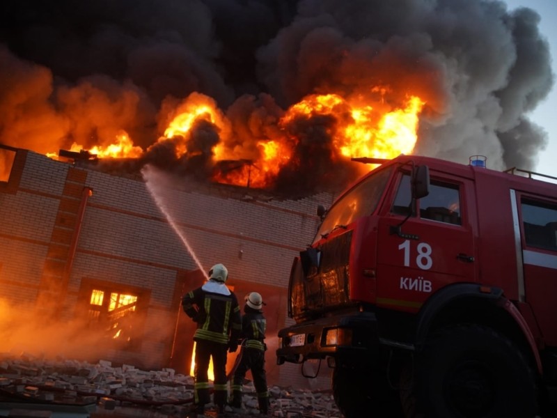 Обстріли на Святошино: загинули люди, згоріли авто, палає сухостій на великій площі та склад