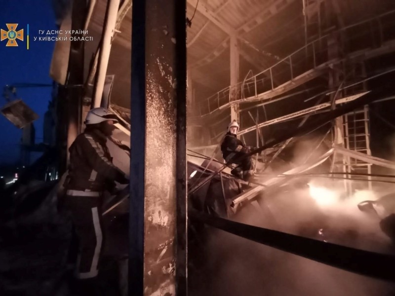 Влучання снаряду: у Київській області на території рибного заводу сталася пожежа