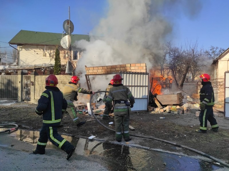 Рятувальники показали наслідки ворожого обстрілу на Нивках (ВІДЕО)