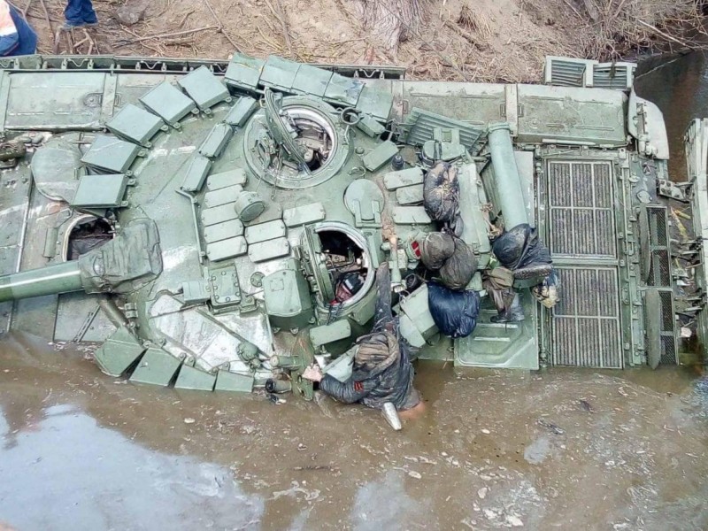 На Сумщині з дна ріки підняли російський танк, що затонув разом з екіпажем