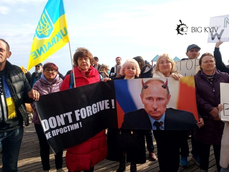 Росіяни на Брайтон-Біч: “Слава Україні! Путін – Ху*ло!”