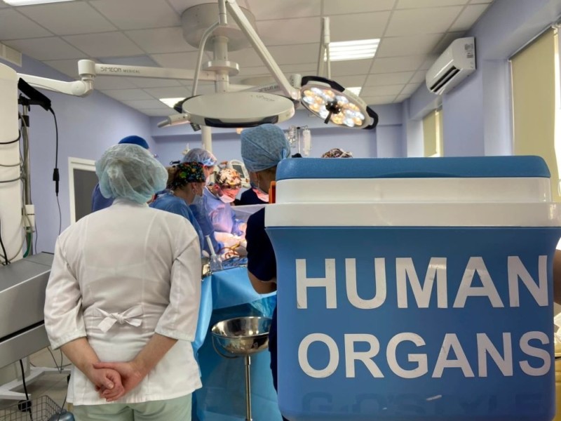 Їхали всю ніч, щоб встигнути: столичні хірурги подарували нове серце пацієнту у Луцьку