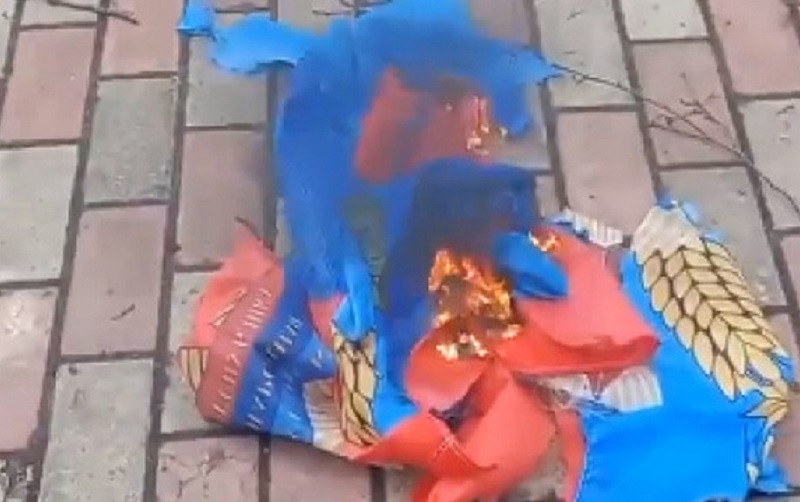 У Старобільську (“ЛДНР”) жителі зірвали з флагштока прапор агресора