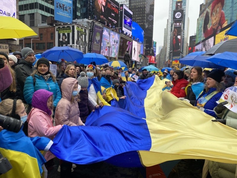 Нью Йорк вимагає закрити небо і кричить путіну «Забирайся з України!»