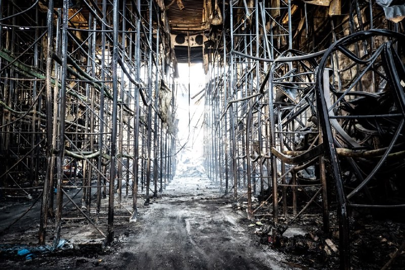 Згарище заліза і бетону: обстріляні склади з продовольством у передмісті нагадують декорації фільмів жахів – фото