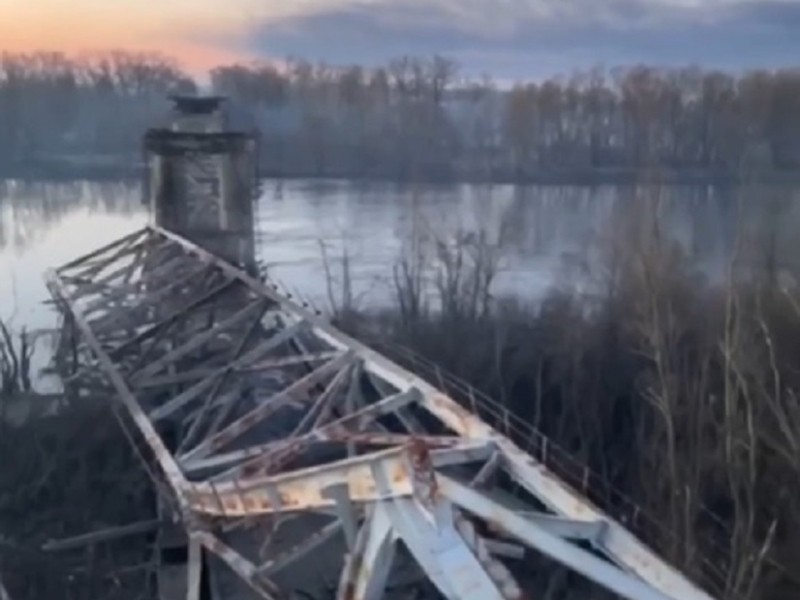 У Чернігові російські фашисти розбомбили автомобільний міст