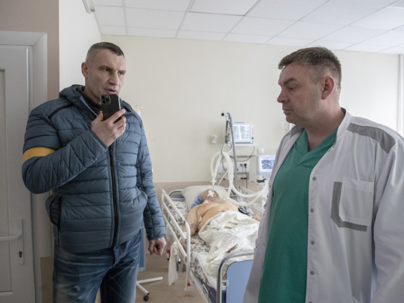 В Києві лікарня № 7 стала опорним госпіталем для поранених. Медики живуть на роботі (ВІДЕО)