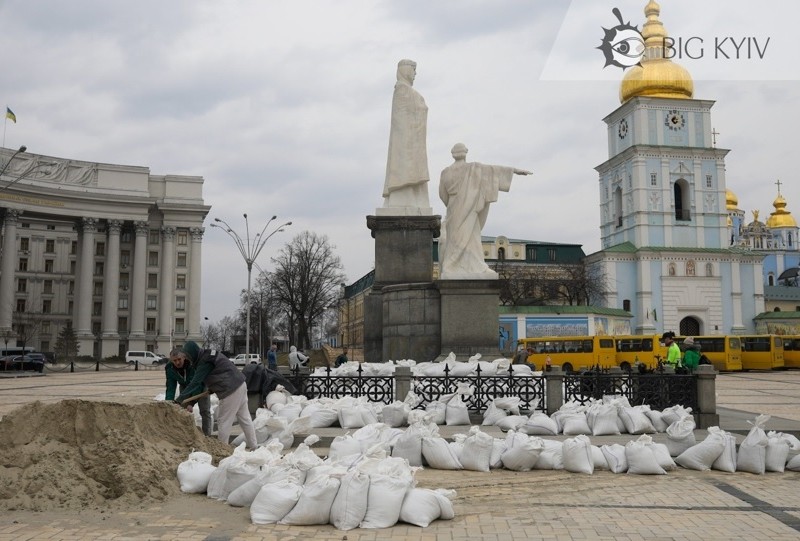 У Києві встановлюють захисні конструкції для пам’ятника княгині Ользі (ФОТО)