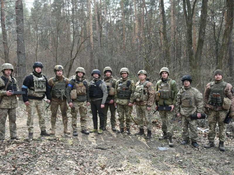 Резніков та Сирський відвідали позиції ЗСУ на передовій оборони Києва