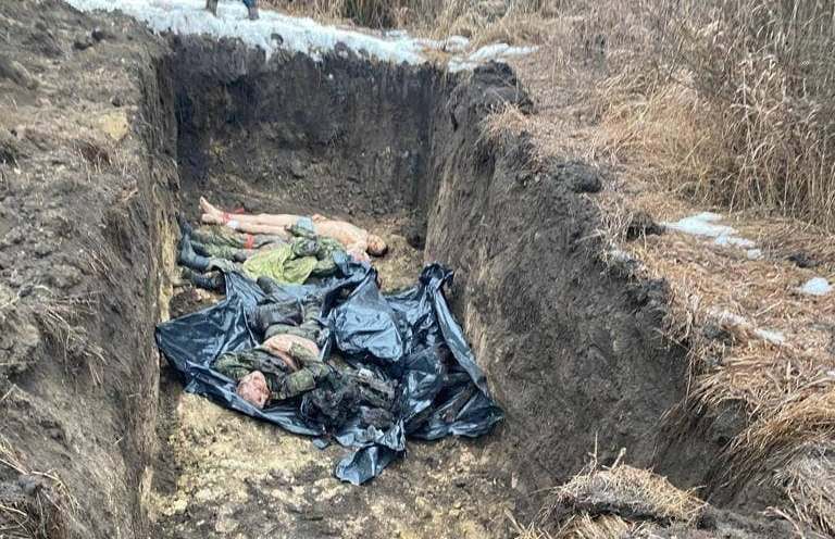 Трупи російських військових ховають в братських могилах, бо їх дуже багато