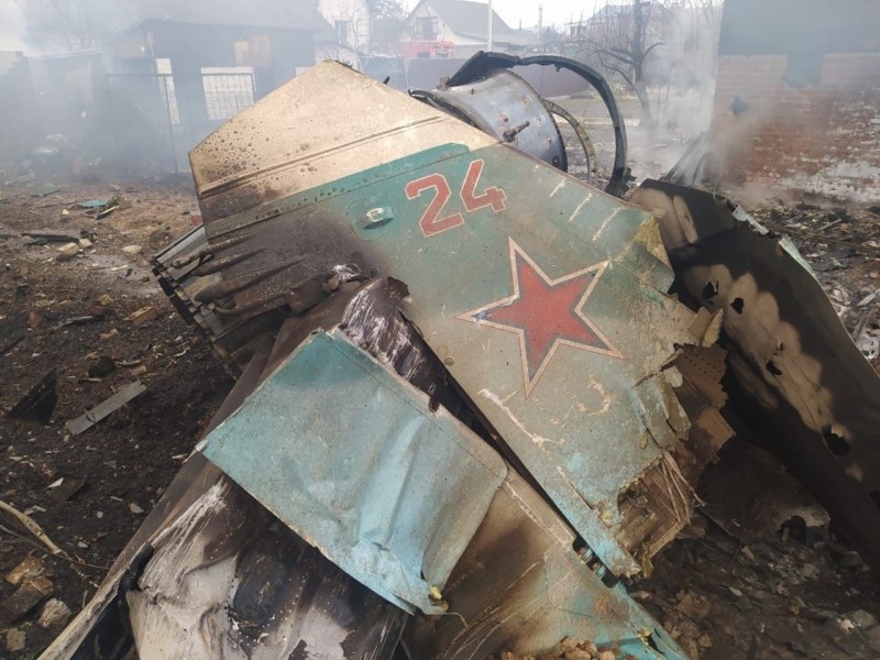 Над Черніговом збили ворожий літак, одного з катапультованих пілотів піймали (ФОТО, ВІДЕО)