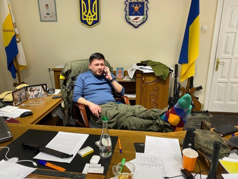 Кінджал, айкос і класні шкарпетки: губернатор Миколаєва Віталій Кім став героєм мемів (ФОТО)