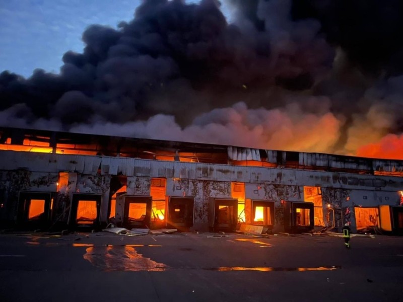 Ранкові обстріли: під Києвом масштабна пожежа на складі замороженої продукції (ФОТО)