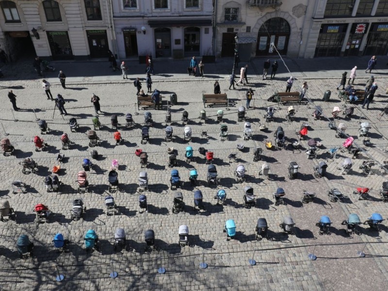 Фото дня. 109 дитячих візочків на площі Ринок у Львові