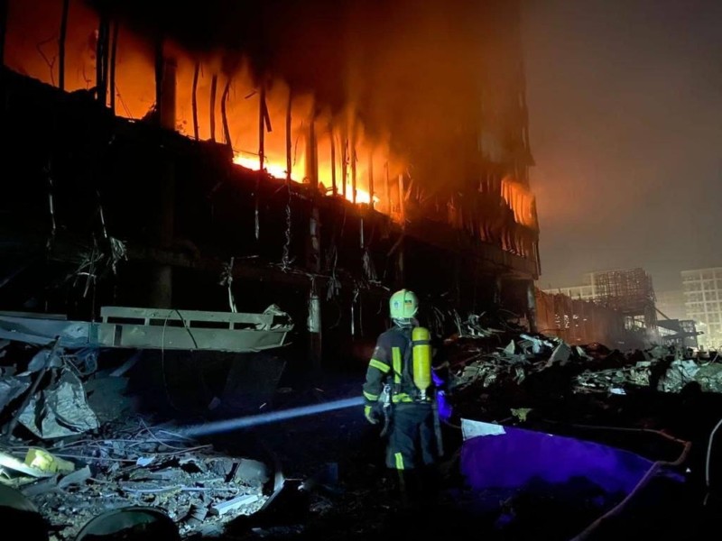 Рятувальники показали наслідки вибуху та пожежі в Подільському районі