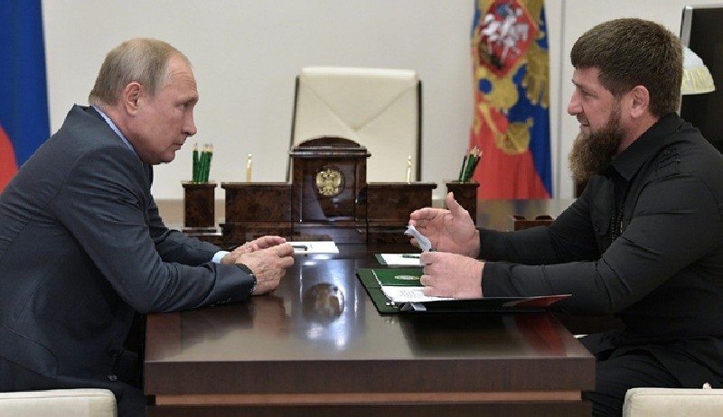 Кадиров на колінах. “Вірного солдата Путіна” висміяли за фото на заправці