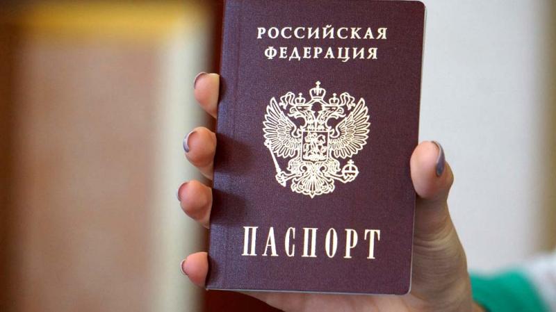 “Страна рабов, страна господ”. Киянка з російським паспортом порвала документ