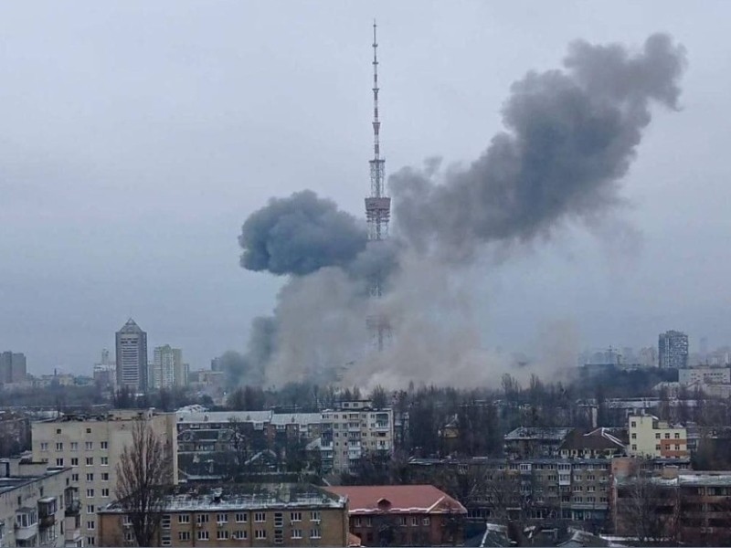 Окупанти обстріляли Київську телевежу та територію Бабиного Яру
