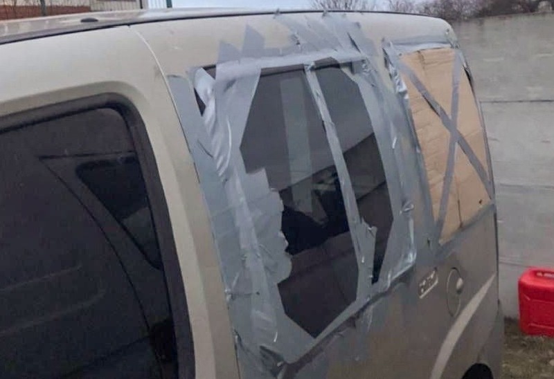 В Пущі-Водиці обстріляли автівку “Київпастрансу”, яка везла гуманітарну допомогу