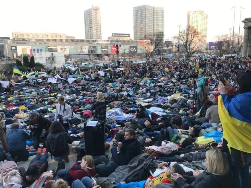 Сотні українців лягли на площі в центрі Варшави, символізуючи цим полеглих співвітчизників