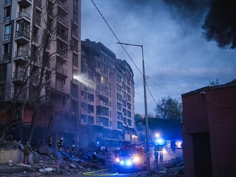 Обстріл житлового будинку у Києві: скільки постраждалих і госпіталізованих