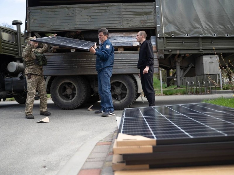Новий подарунок від Ілона Маска: на Київщині розвантажують сонячні станції Tesla Powerwall