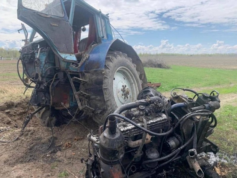 Розірвало пополам: на Київщині трактор підірвався на протитанковій міні