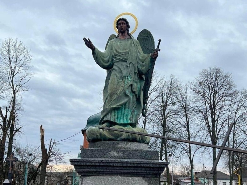 Пам’ятник архангелу Михаїлу вцілів у зруйнованій вщент Бородянці