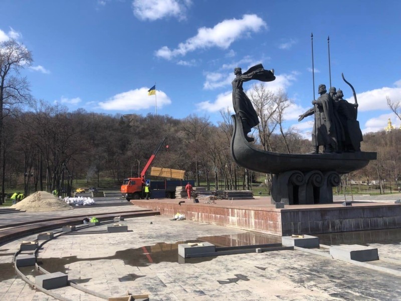 На набережній Дніпра почали укріплювати пам’ятник засновникам Києва