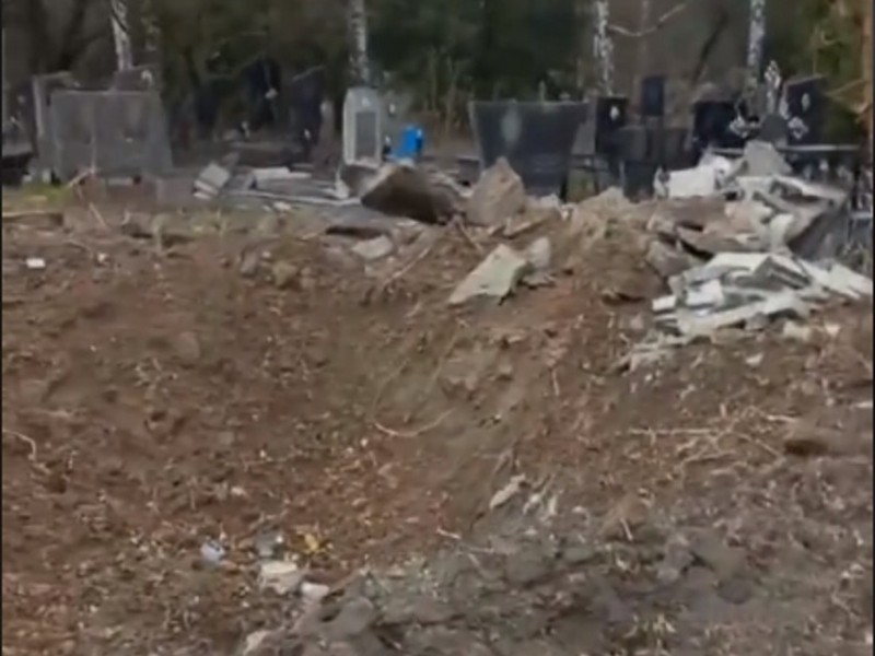 Розбиті надгробки та величезна воронка: як виглядає Берковецьке кладовище зараз