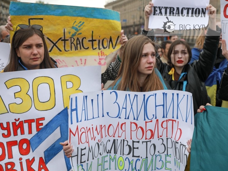 Врятуйте захисників Маріуполя: в центрі Києва пройшла акція на підтримку бійців (ФОТОРЕПОРТАЖ)