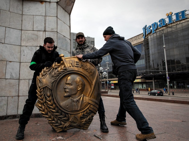 В центрі Києва демонтували зображення Леніна (ФОТО, ВІДЕО)