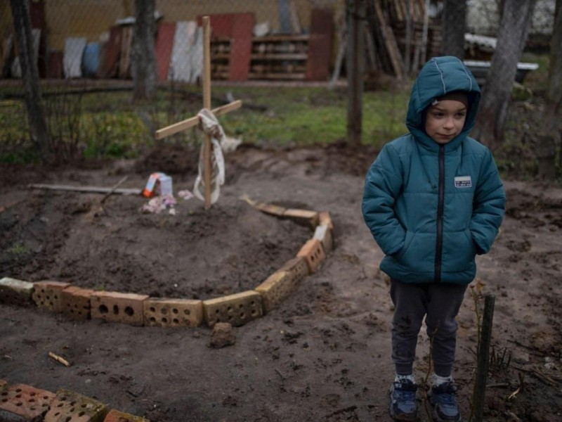 Страшне фото з Київщини: 6-річний хлопчик на могилі мами, яка померла від голоду та стресу через війну