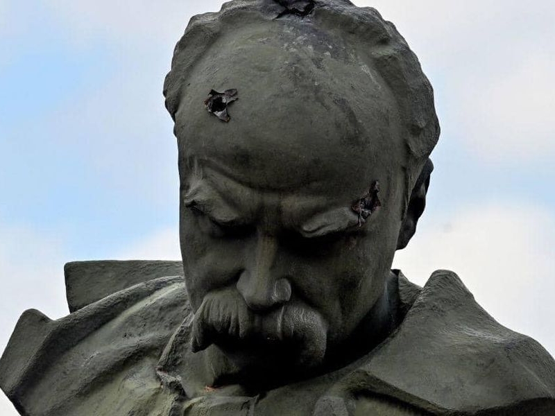 Стріляли у скроню та чоло: У Бородянці орки обстріляли пам’ятник Тарасу Шевченку