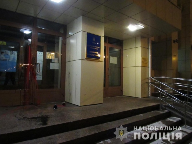 У Києві поліція затримала чоловіків, які підпалили районну адміністрацію