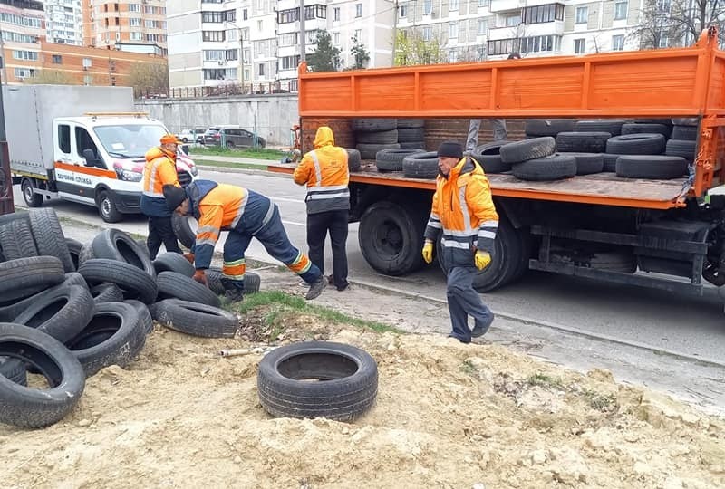 У Києві на Дарниці комунальники вивезли тисячі шин на подальшу переробку