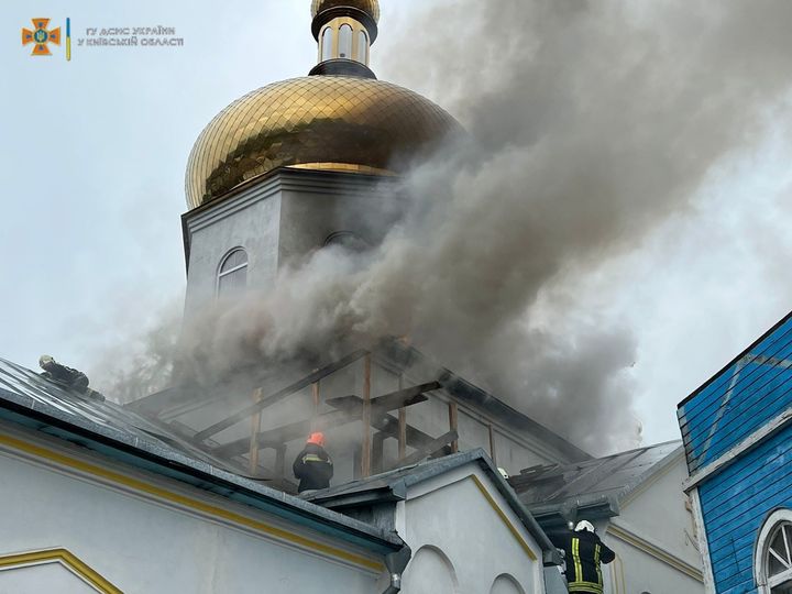 У Гостомелі загорілася Свято-Покровська церква
