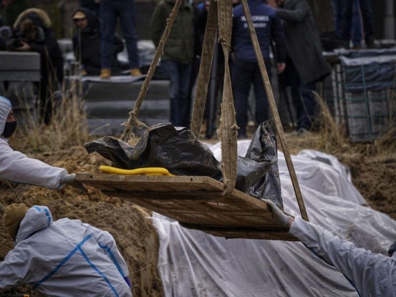 З братської могили біля церкви в Бучі піднято 73 тіла – мер міста